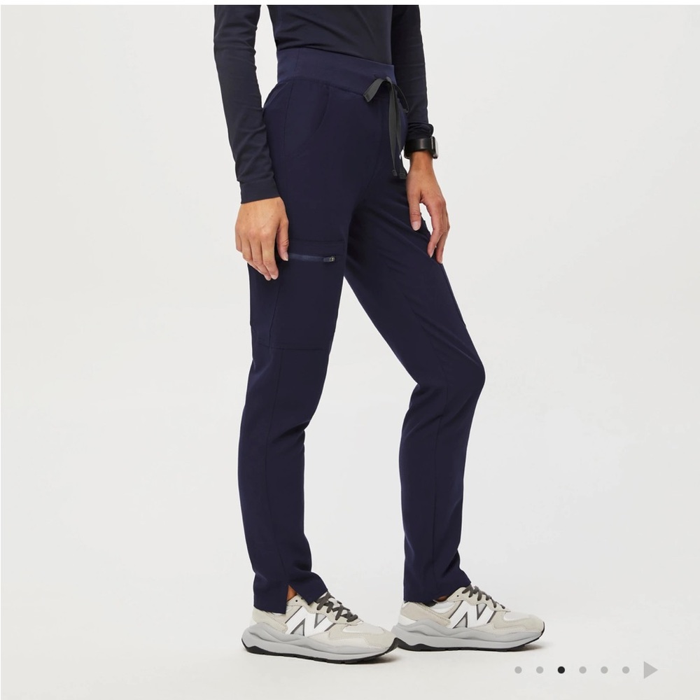 FIGS navy blue High Waisted Yola Skinny Scrub Pants™
XXS PETITE